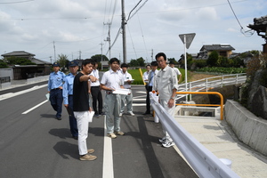 未就学児の集団移動経路緊急安全点検を行う市長