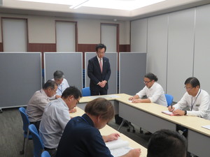 藤岡市家畜伝染病対策会議であいさつする市長