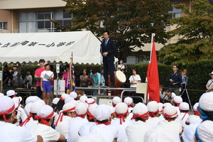 市内小学校運動会であいさつする市長