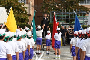 市内小学校運動会で選手宣誓をする児童