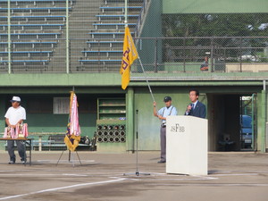 藤岡市軟式野球選手権大会であいさつする市長