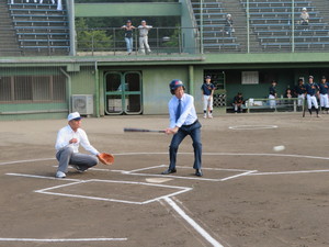 藤岡市軟式野球選手権大会の始球式で打席に立つ市長