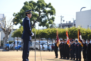 藤岡市消防隊秋季消防点検であいさつする市長