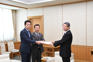 群馬県知事・群馬県議会議長要望活動で県議会議長へ要望書を手渡す市長