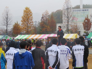 上州藤岡蚕マラソンであいさつする市長