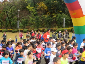上州藤岡蚕マラソンで参加者と一緒に走る市長