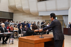 藤岡市民生委員児童委員委嘱状伝達・交付式で委嘱状を交付する市長