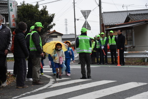 小中学校通学路防犯カメラ視察を行う市長と関係者