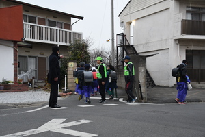 小中学校通学路防犯カメラ視察を行う市長と関係者