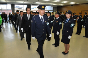 藤岡市交通指導員初点検で交通指導委員の服装を確認する市長