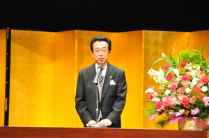 藤岡市成人式であいさつをする市長
