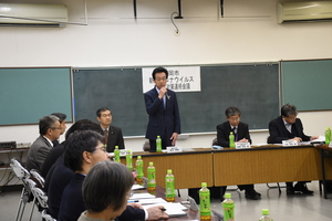 藤岡市新型コロナウイルス感染症対策連絡会議であいさつをする市長