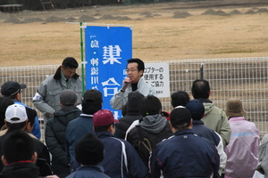 河川クリーン作戦であいさつをする市長