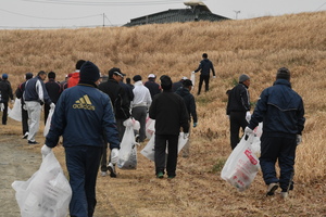 河川クリーン作戦に参加する市民