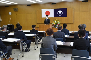 藤岡市職員退職辞令交付式であいさつをする市長