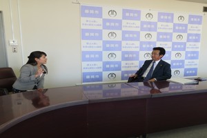 群馬テレビ特別番組「35市町村長に聞く」の取材を受ける市長