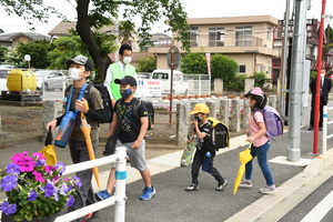 学校再開に伴う小学生登下校時見守りを行う市長