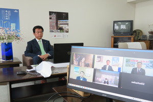 群馬県立世界遺産センター「セカイト」オープニングセレモニーのウェブ会議を行う市長