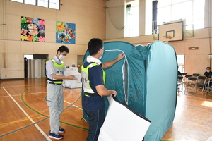 避難所運営訓練に参加する職員