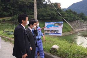 下久保ダム周辺環境整備地区視察で現地を確認する市長