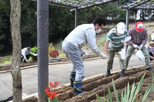 (仮称)花と緑のぐんまづくり2020in藤岡ネクスト事業　種まきをする市長