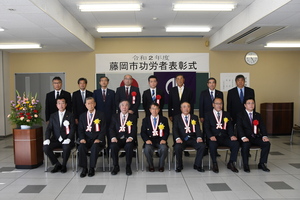 藤岡市功労者表彰式で市長と受章者との記念写真