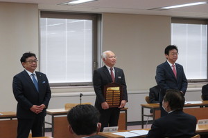 花と緑のぐんまづくり推進協議会総会内で行われた引継ぎ式の様子