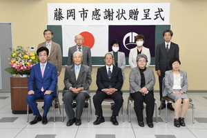 藤岡市感謝状贈呈式で市長と受章者との記念撮影