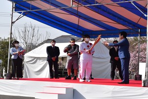 東京2020オリンピック聖火リレーミニセレブレーションで聖火のトーチに点火する市長