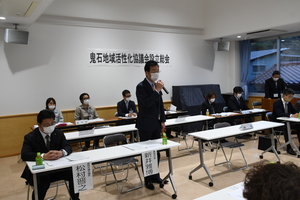 鬼石地域活性化協議会設立総会であいさつをする市長