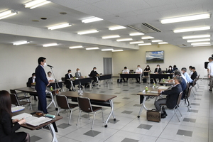 藤岡市地域コミュニティ活性化に関する懇話会であいさつをする市長