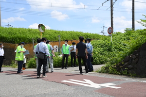 小中学校通学路総点検をする関係者