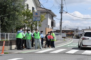 小中学校通学路総点検をする関係者