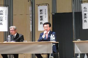 パネルディスカッションで説明する新井藤岡市長