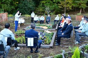 記念セレモニーであいさつする新井藤岡市長