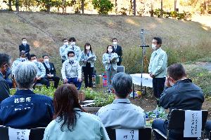 記念セレモニーであいさつする石川県羽咋市岸市長