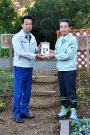 石川県羽咋市より特産品の自然栽培米を受け取る新井藤岡市長