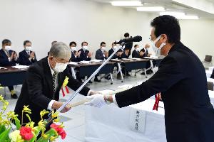 表彰状を授与する新井藤岡市長