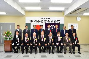 受章者との集合写真