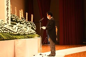 式辞を述べる新井藤岡市長