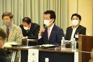 質問者に対し答弁する市長