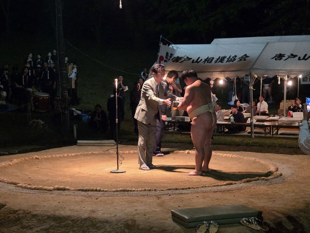 R07唐戸山神事相撲で鬼瓦を贈呈する新井市長