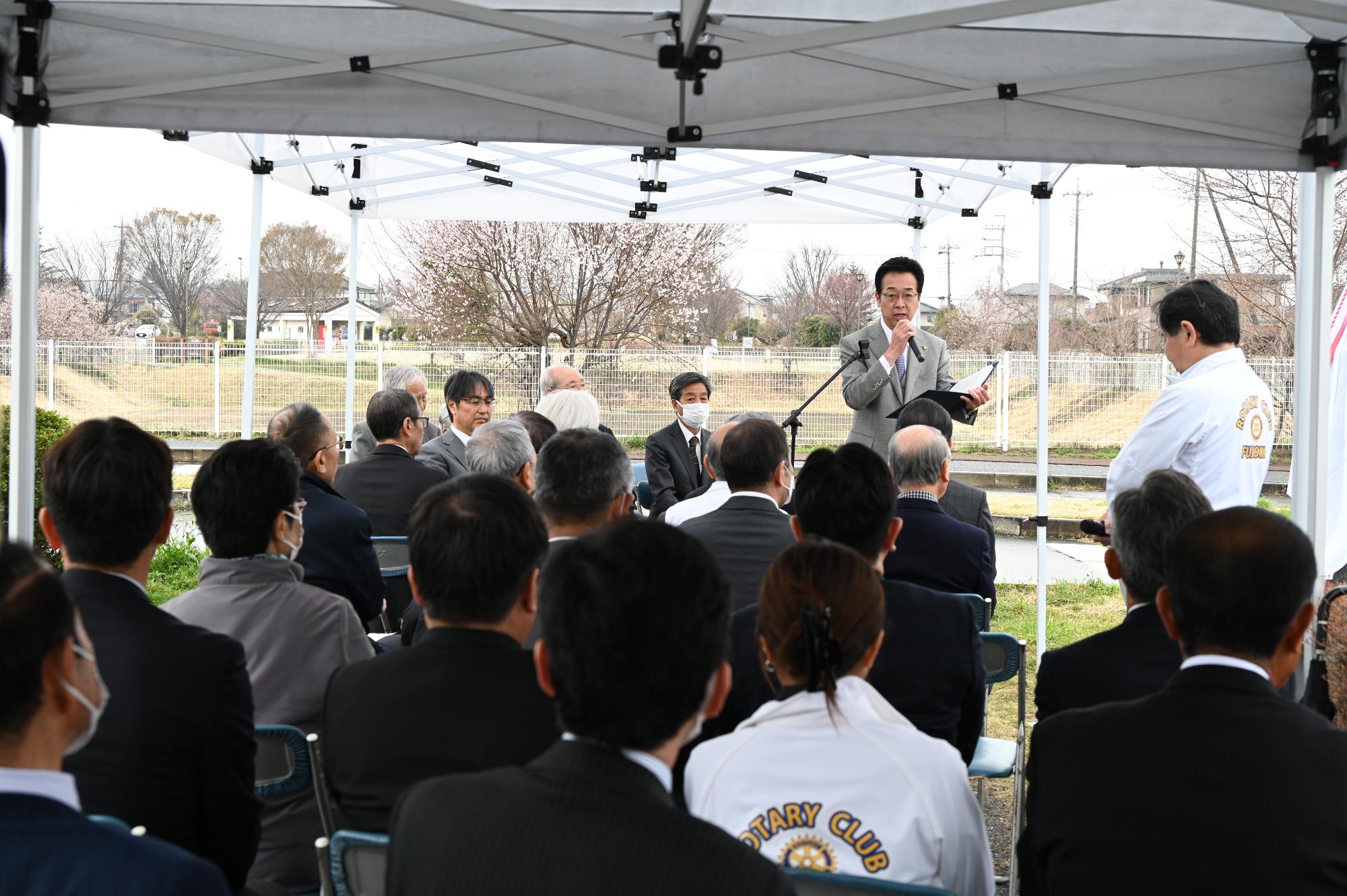 堀越二郎像除幕式で挨拶をする新井市長