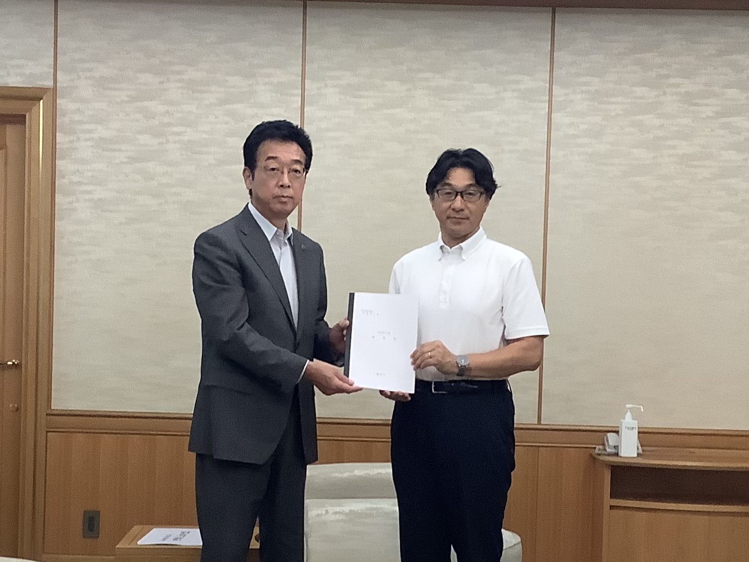群馬県議会議長へ要望を行う新井市長