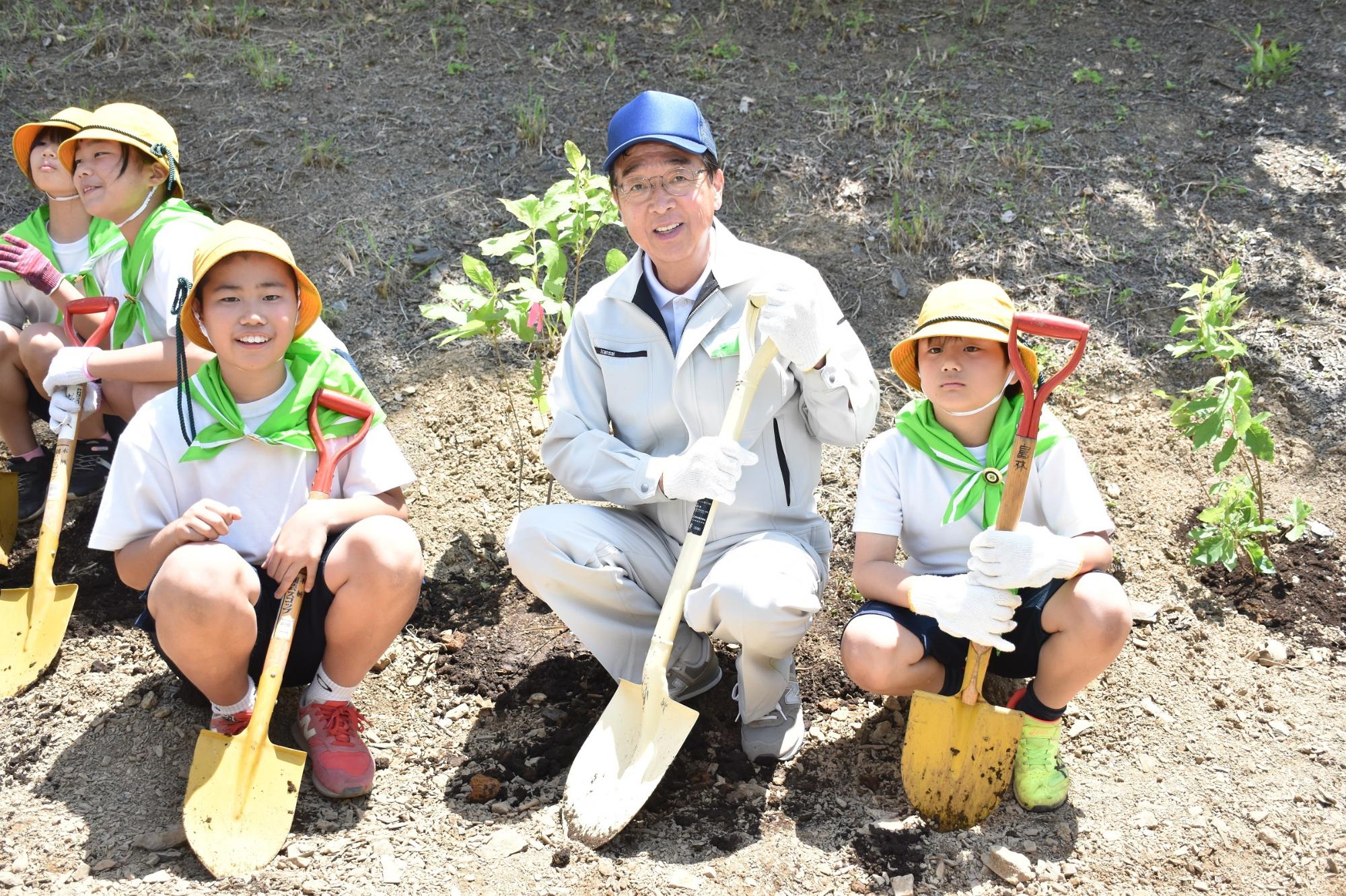 R07群馬県植樹祭での記念植樹の様子