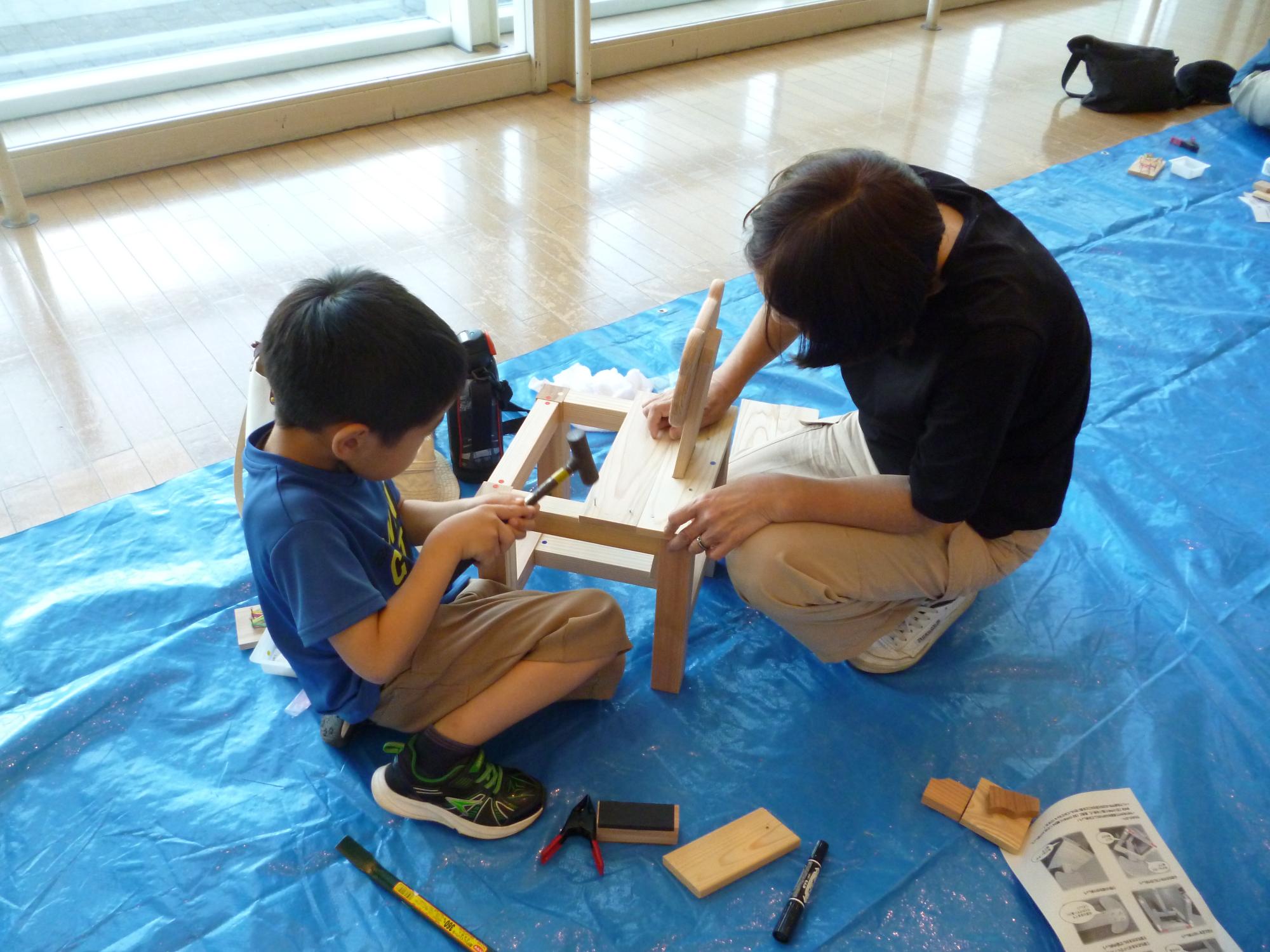 釘を打っている子ども