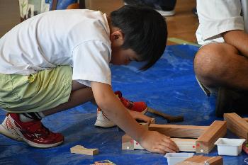 男の子がイスの組み立ての確認をしている様子