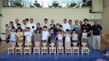 木工教室参加者の集合写真