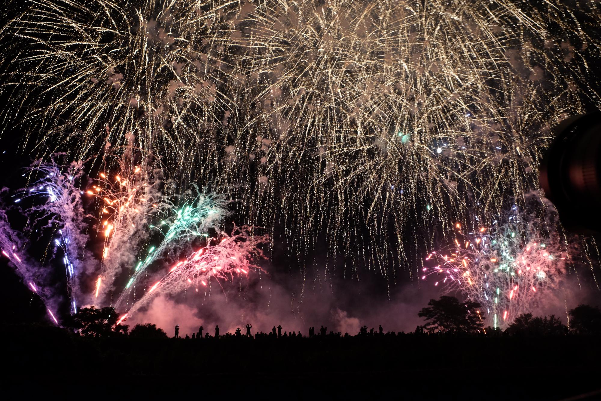 夜空を彩る