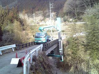 橋梁点検車で橋の点検をしている写真